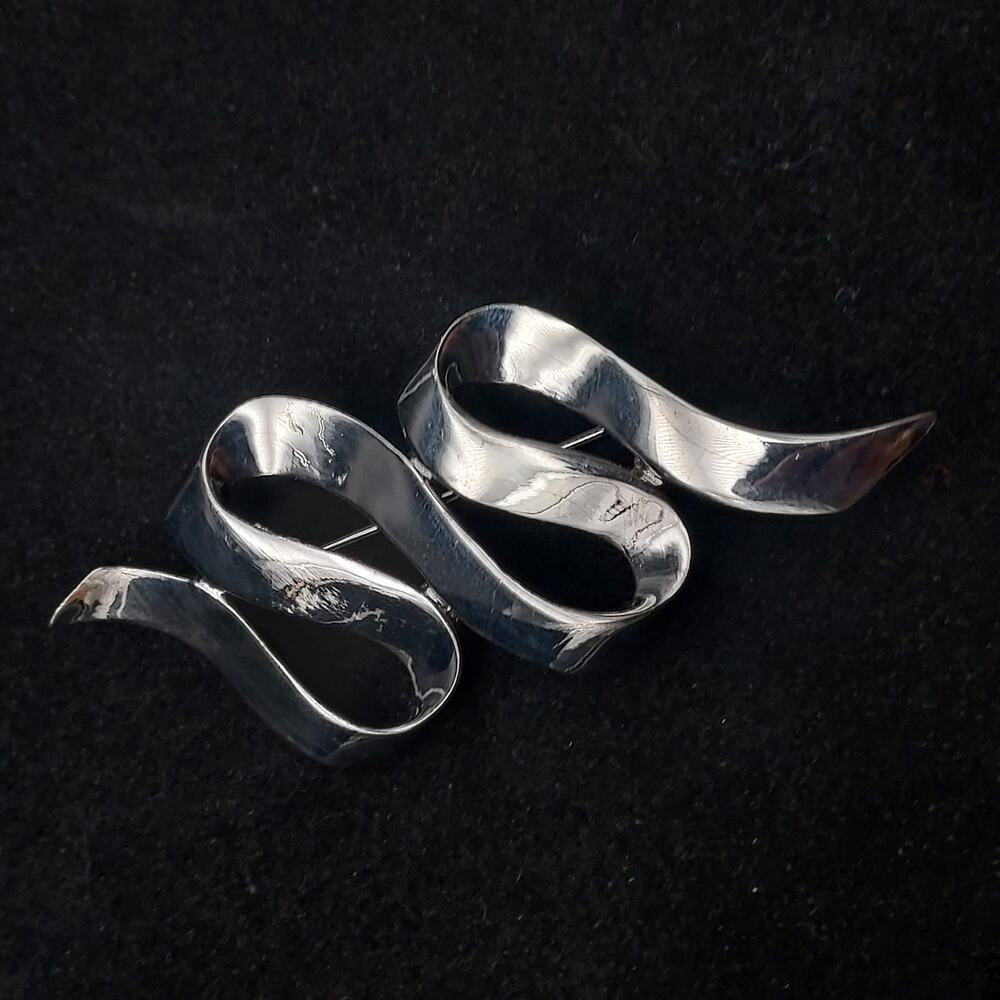 Vintage M Jent Signed Brooch Ribbon Ripple Silver Tone Costume Jewelry